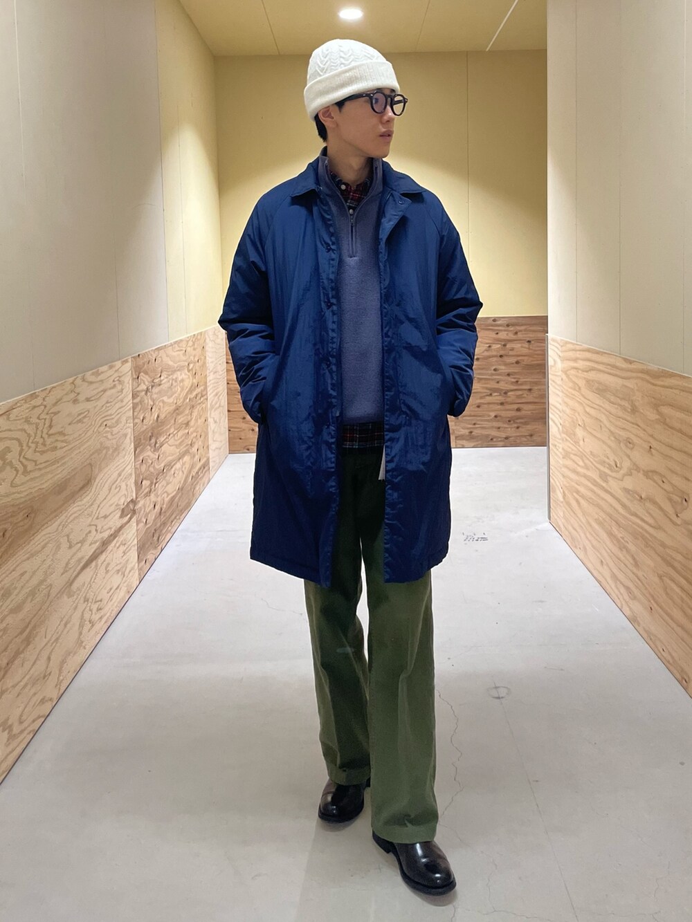 ブルー系のダウンジャケット/コート、ブルー系のニット/セーター、ブルー系のシャツ/ブラウスを着用したメンズの冬コーディネートの3枚目の写真