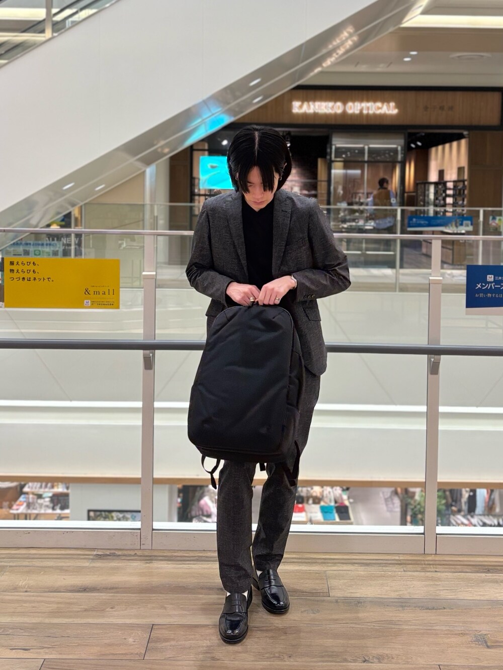 「ootd、春夏コーデ、メンズコーデ、シンプルスタイル、ファッションを楽しもう、お洒落さんとつながりたい、おでかけコーデ、シンプル、outfit、ファッションの力を信じよう、イージーパンツ、ショルダーバッグ、いいね、save、フォローお願いします🤑」｜「NOLLEY’Sの《セットアップ/ビジカジ対応》COOL DOTS/クールドッツ JK 25SS（テーラードジャケット、グレー系）」を使った、やまだ りさん（メンズ・173cm）の春コーディネートの5枚目の写真