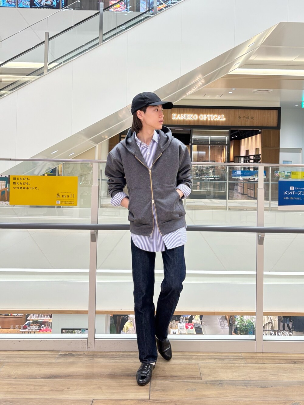 「かんたん！着回しコーデ術、レイヤードスタイル、シンプルスタイル、春、今日のコーデ、ラフコーデ、おしゃれさんと繋がりたい、シャツスタイル、リラックススタイル、大人カジュアル、古着、カジュアルコーデ、ootd、デニム、差し色コーデ」｜「Rie MillerのウォッシャブルOversized ZIPフーディー（パーカー、グレー系）」を使った、やまだ りさん（メンズ・173cm）の冬コーディネートの3枚目の写真