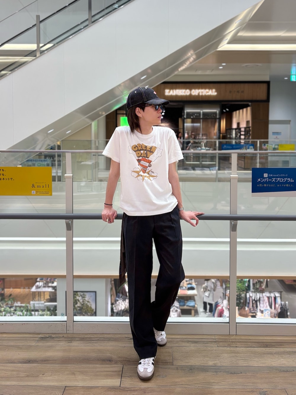 「白シャツ、モノトーン、アメカジ、白Tシャツ、初夏コーデ、夏コーデ、ファッションを楽しもう、夏だ！Tシャツ着よう！、お洒落さんとつながりたい、Tシャツコーデ、春服、お出かけコーデ、気温25度から29度、大学生、気温30度以上」｜「GOOD ROCK SPEEDの【GOOD ROCK SPEED】別注 アーティスト/キャラクター/企業 プリントTシャツ 25SS（Tシャツ/カットソー、ホワイト系）」を使った、やまだ りさん（メンズ・173cm）の夏コーディネートの2枚目の写真