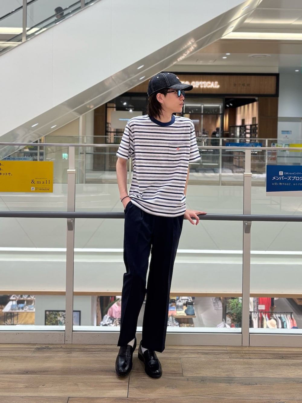「サングラス、ワイドパンツ、やっぱり帽子が好き、夏コーデ、休日コーデ、メンズファッション、ファッションを楽しもう、ストリートカジュアル、シルバーアクセサリー、夏服、大人コーデ、夏だ！Tシャツ着よう！、革靴コーデ」｜「DANTONの【DANTON/ダントン】10oz DENIM 6PANEL CAP #DT-H0227 YMN（キャップ、ブルー系）」を使った、やまだ りさん（メンズ・173cm）の春コーディネートの3枚目の写真