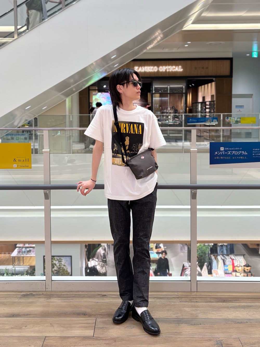 「最近のいい感じコーデ、大人カジュアル、メンズファッション、今日のコーデ、シンプルスタイル、春服、おしゃれさんと繋がりたい、おでかけコーデ、春コーデ、夏服コーデ、夏ファッション」｜「GOOD ROCK SPEEDの【GOOD ROCK SPEED】別注 NIRVANA / ニルヴァーナ プリントTシャツ 25SS（Tシャツ/カットソー、ホワイト系）」を使った、やまだ りさん（メンズ・173cm）の春コーディネートの2枚目の写真