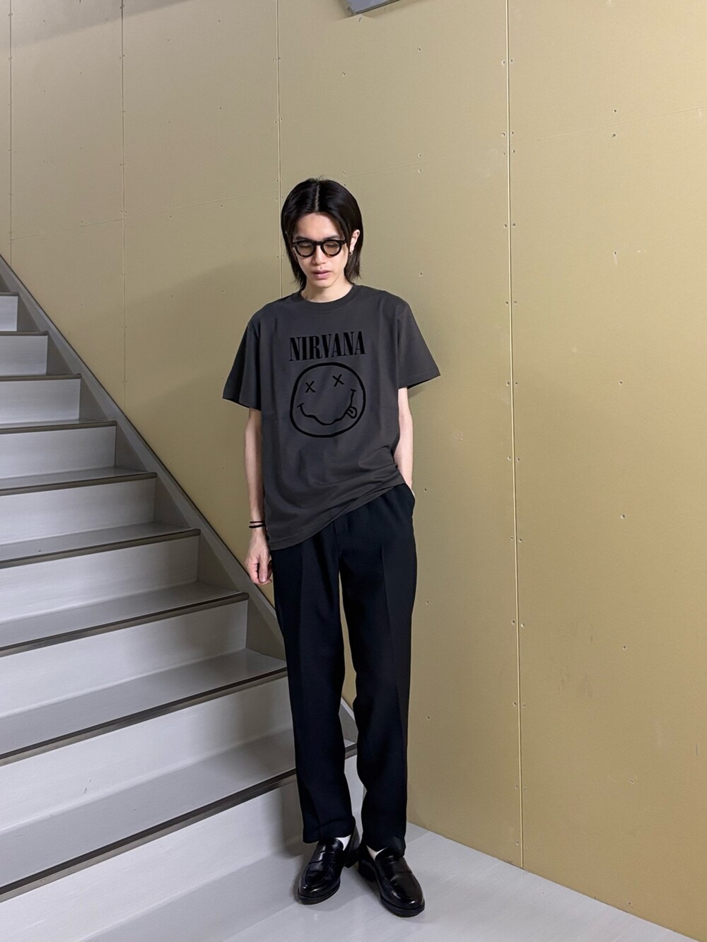 「夏コーデ、黒Tシャツ、韓国ファッション、カジュアルコーデ、メンズコーデ、休日スタイル、最近のいい感じコーデ、ブラックコーデ、大人ファッション、革靴、黒、黒コーデ、初夏コーデ、海、サングラス」｜「GOOD ROCK SPEEDの【GOOD ROCK SPEED】別注 アーティスト/企業/ プリントTシャツ 25SS（Tシャツ/カットソー、ブラック系）」を使った、やまだ りさん（メンズ・173cm）の夏コーディネートの3枚目の写真