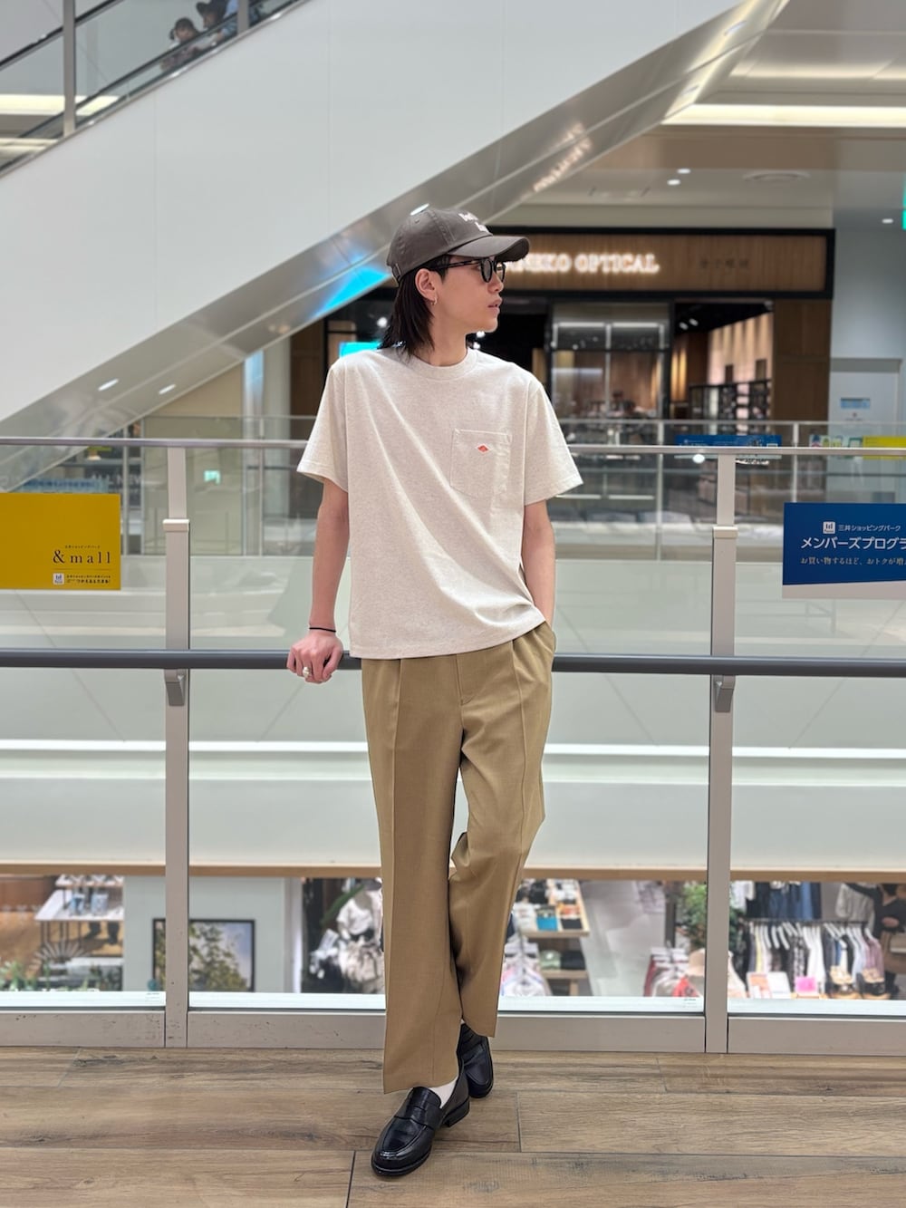「ワイドパンツ、春夏コーデ、キャップ、シンプルスタイル、リラックススタイル、夏コーデ、大人コーデ、夏だ！Tシャツ着よう！、モノトーンコーデ、おしゃれさんと繋がりたい、ゆるコーデ、めがね、キレイめカジュアル、初夏コーデ、夏服」｜「DANTONの【DANTON/ダントン】SOLID POCKET T-SHIRT 25SS（Tシャツ/カットソー、ホワイト系）」を使った、やまだ りさん（メンズ・173cm）の春コーディネートの2枚目の写真