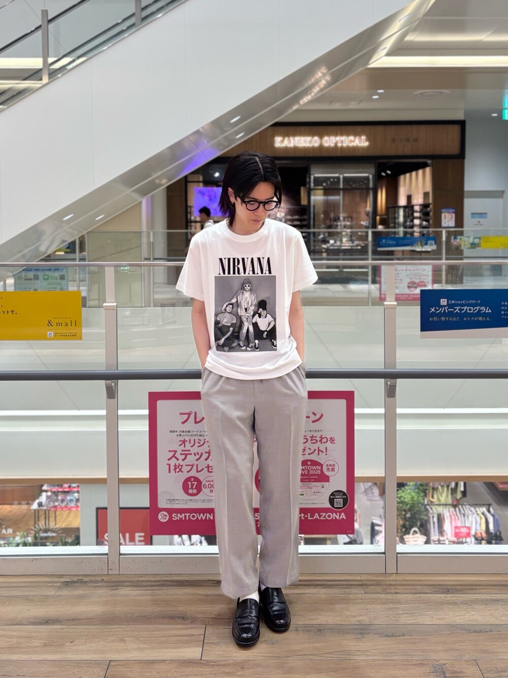 ホワイト系のTシャツ/カットソー、グレー系のその他パンツ、ブラック系のローファーを着用したメンズの夏コーディネートの3枚目の写真