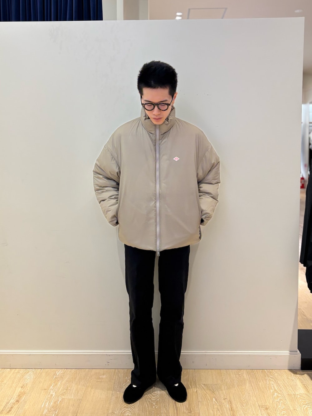 ベージュ系のダウンジャケット/コートを着用したメンズの冬コーディネートの3枚目の写真