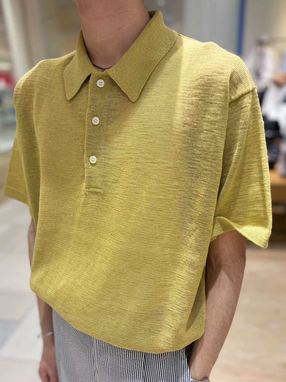 「休日スタイル、大人コーデ、ビッグシルエット、春夏コーデ」｜「NOLLEY'S goodmanの【WORK ABOUT】GIMA ニットポロシャツ《イージーケア / 速乾性》（ニット/セーター、イエロー系）」を使った、やまだ りさん（メンズ・173cm）の春コーディネートの3枚目の写真