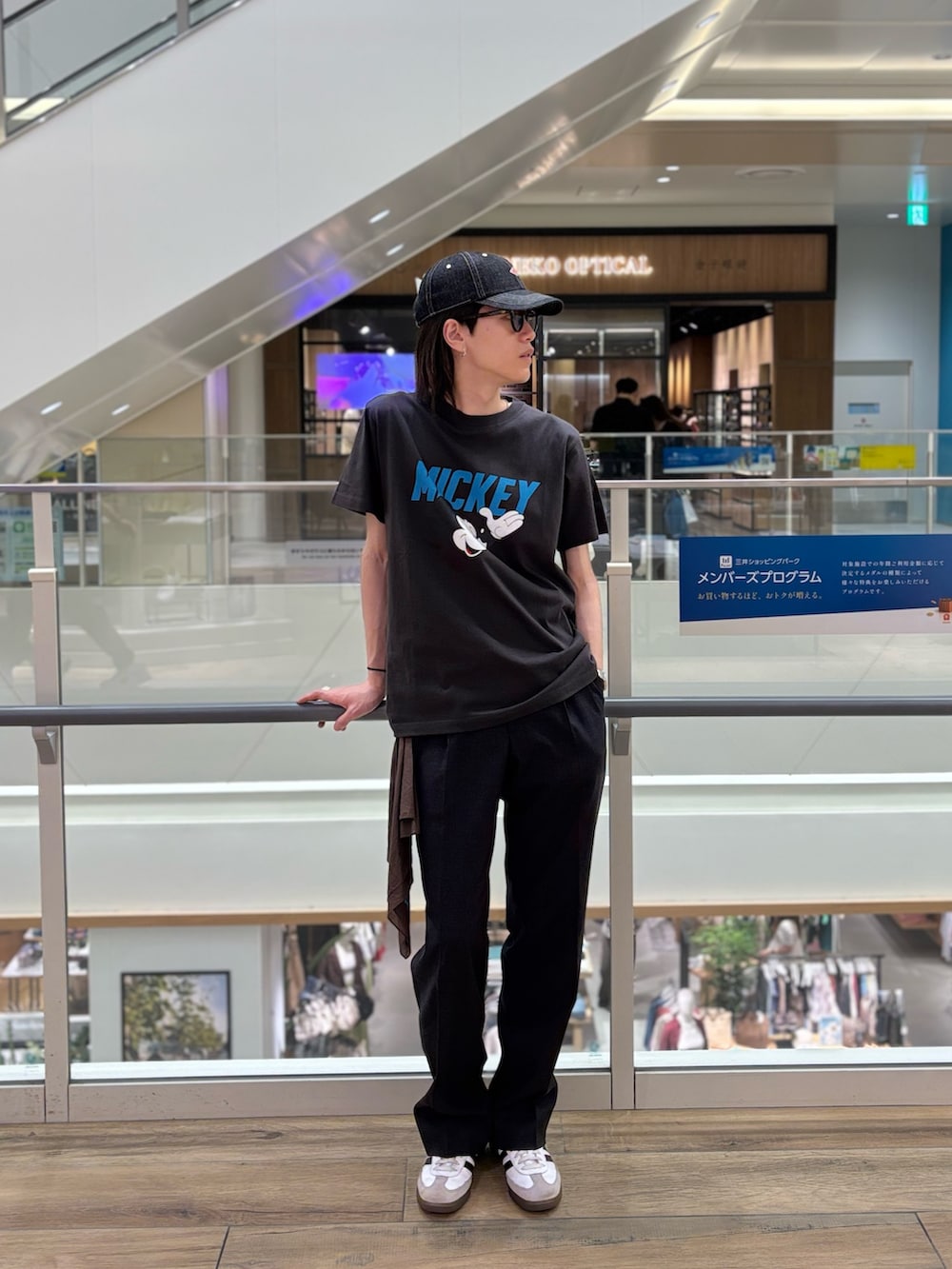 「アメカジ、モノトーン、黒Tシャツ、初夏コーデ、夏コーデ、ファッションを楽しもう、お洒落さんとつながりたい、夏だ！Tシャツ着よう！、Tシャツコーデ、春服、夏服コーデ、気温25度から29度、おしゃれさんと繋がりたい、モノトーンコーデ、気温30度以上」｜「GOOD ROCK SPEEDの【GOOD ROCK SPEED】別注 アーティスト/キャラクター/企業 プリントTシャツ 25SS（Tシャツ/カットソー、ブラック系）」を使った、やまだ りさん（メンズ・173cm）の夏コーディネートの2枚目の写真