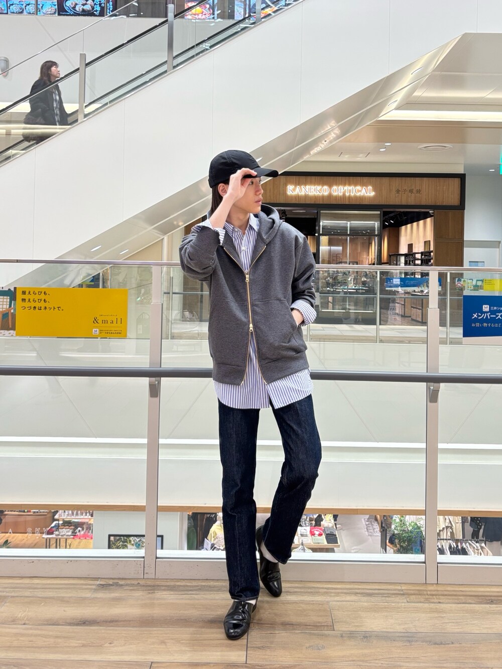 「かんたん！着回しコーデ術、レイヤードスタイル、シンプルスタイル、春、今日のコーデ、ラフコーデ、おしゃれさんと繋がりたい、シャツスタイル、リラックススタイル、大人カジュアル、古着、カジュアルコーデ、ootd、デニム、差し色コーデ」｜「Rie MillerのウォッシャブルOversized ZIPフーディー（パーカー、グレー系）」を使った、やまだ りさん（メンズ・173cm）の冬コーディネートの2枚目の写真