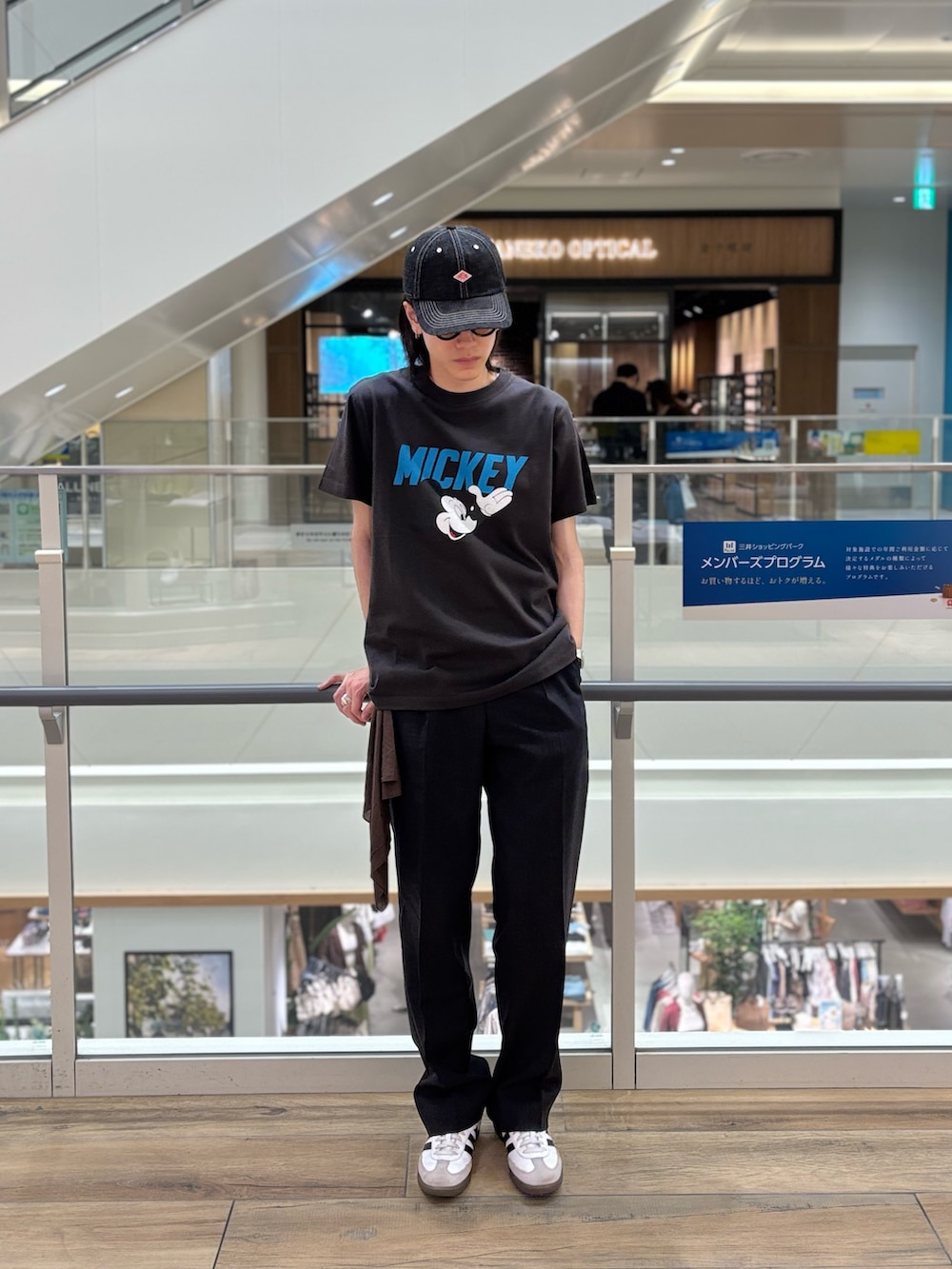 「アメカジ、モノトーン、黒Tシャツ、初夏コーデ、夏コーデ、ファッションを楽しもう、お洒落さんとつながりたい、夏だ！Tシャツ着よう！、Tシャツコーデ、春服、夏服コーデ、気温25度から29度、おしゃれさんと繋がりたい、モノトーンコーデ、気温30度以上」｜「GOOD ROCK SPEEDの【GOOD ROCK SPEED】別注 アーティスト/キャラクター/企業 プリントTシャツ 25SS（Tシャツ/カットソー、ブラック系）」を使った、やまだ りさん（メンズ・173cm）の夏コーディネートの3枚目の写真