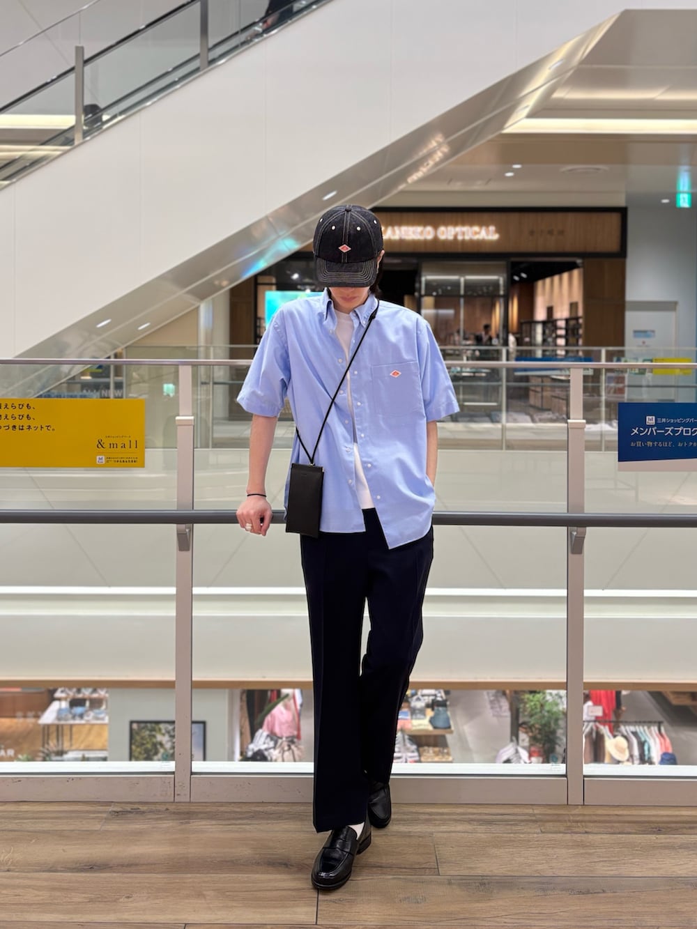 ブルー系のシャツ/ブラウス、ホワイト系のTシャツ/カットソー、ブルー系のその他パンツを着用したメンズの春コーディネートの3枚目の写真