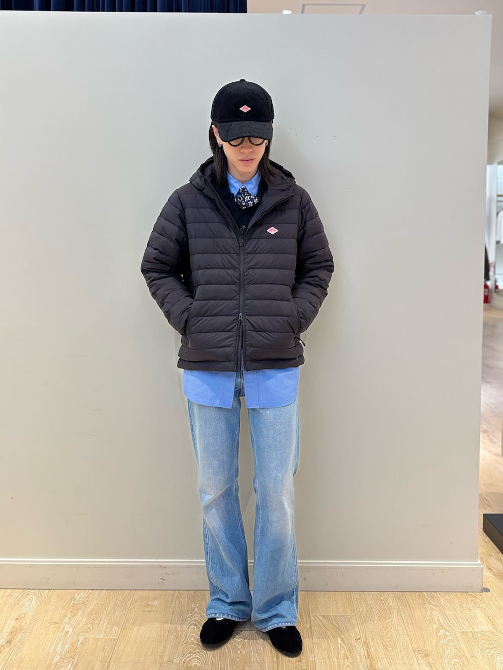 ブラック系のダウンジャケット/コート、ブラック系のキャップを着用したメンズの秋コーディネートの2枚目の写真