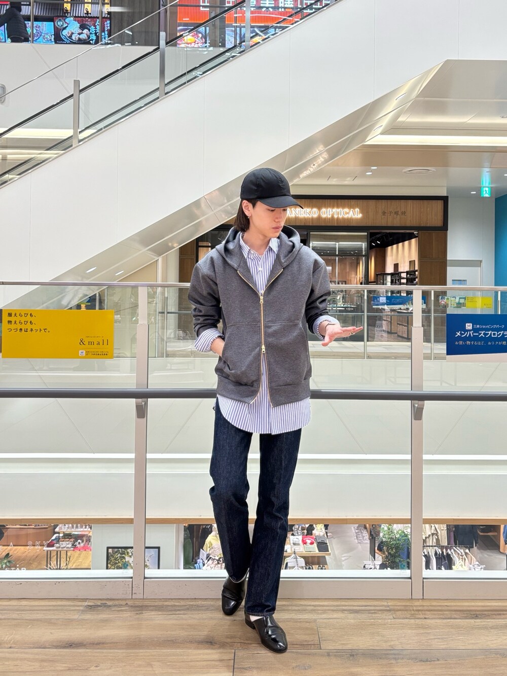 「かんたん！着回しコーデ術、レイヤードスタイル、シンプルスタイル、春、今日のコーデ、ラフコーデ、おしゃれさんと繋がりたい、シャツスタイル、リラックススタイル、大人カジュアル、古着、カジュアルコーデ、ootd、デニム、差し色コーデ」｜「Rie MillerのウォッシャブルOversized ZIPフーディー（パーカー、グレー系）」を使った、やまだ りさん（メンズ・173cm）の冬コーディネートの4枚目の写真