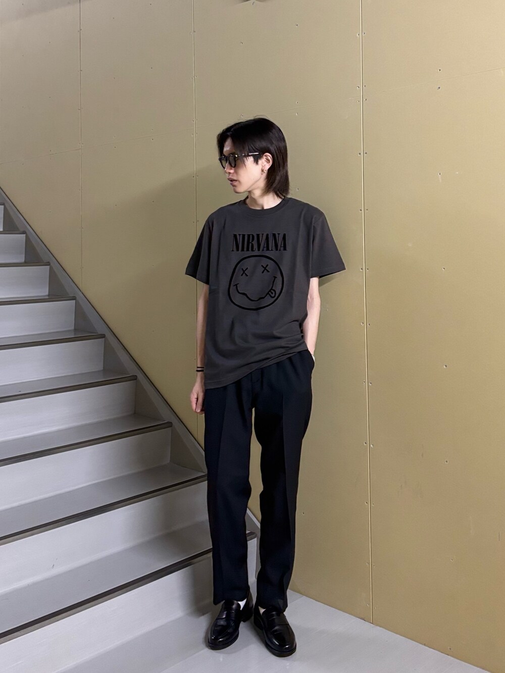 「夏コーデ、黒Tシャツ、韓国ファッション、カジュアルコーデ、メンズコーデ、休日スタイル、最近のいい感じコーデ、ブラックコーデ、大人ファッション、革靴、黒、黒コーデ、初夏コーデ、海、サングラス」｜「GOOD ROCK SPEEDの【GOOD ROCK SPEED】別注 アーティスト/企業/ プリントTシャツ 25SS（Tシャツ/カットソー、ブラック系）」を使った、やまだ りさん（メンズ・173cm）の夏コーディネートの2枚目の写真