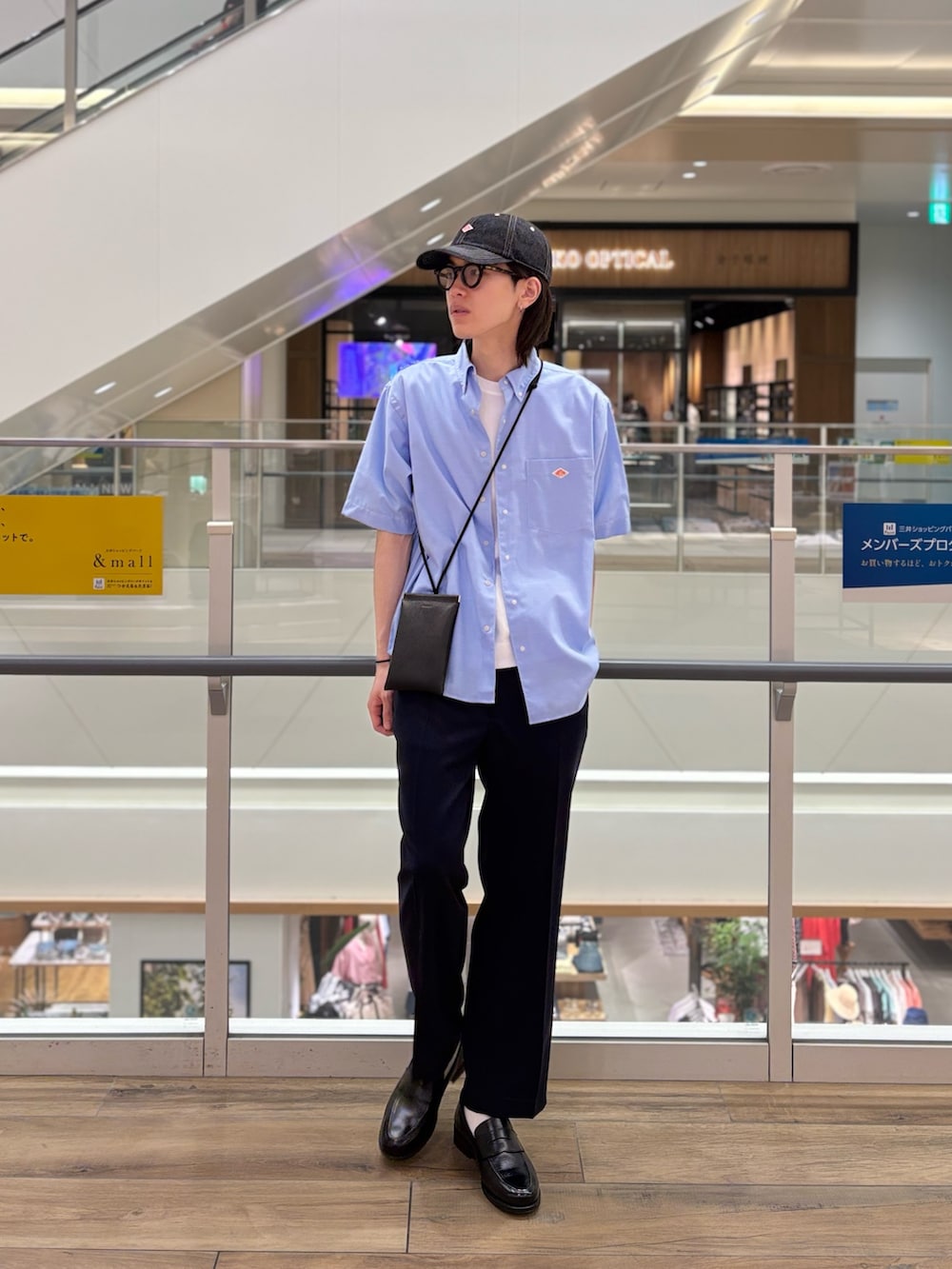 ブルー系のシャツ/ブラウス、ホワイト系のTシャツ/カットソー、ブルー系のその他パンツを着用したメンズの春コーディネートの2枚目の写真