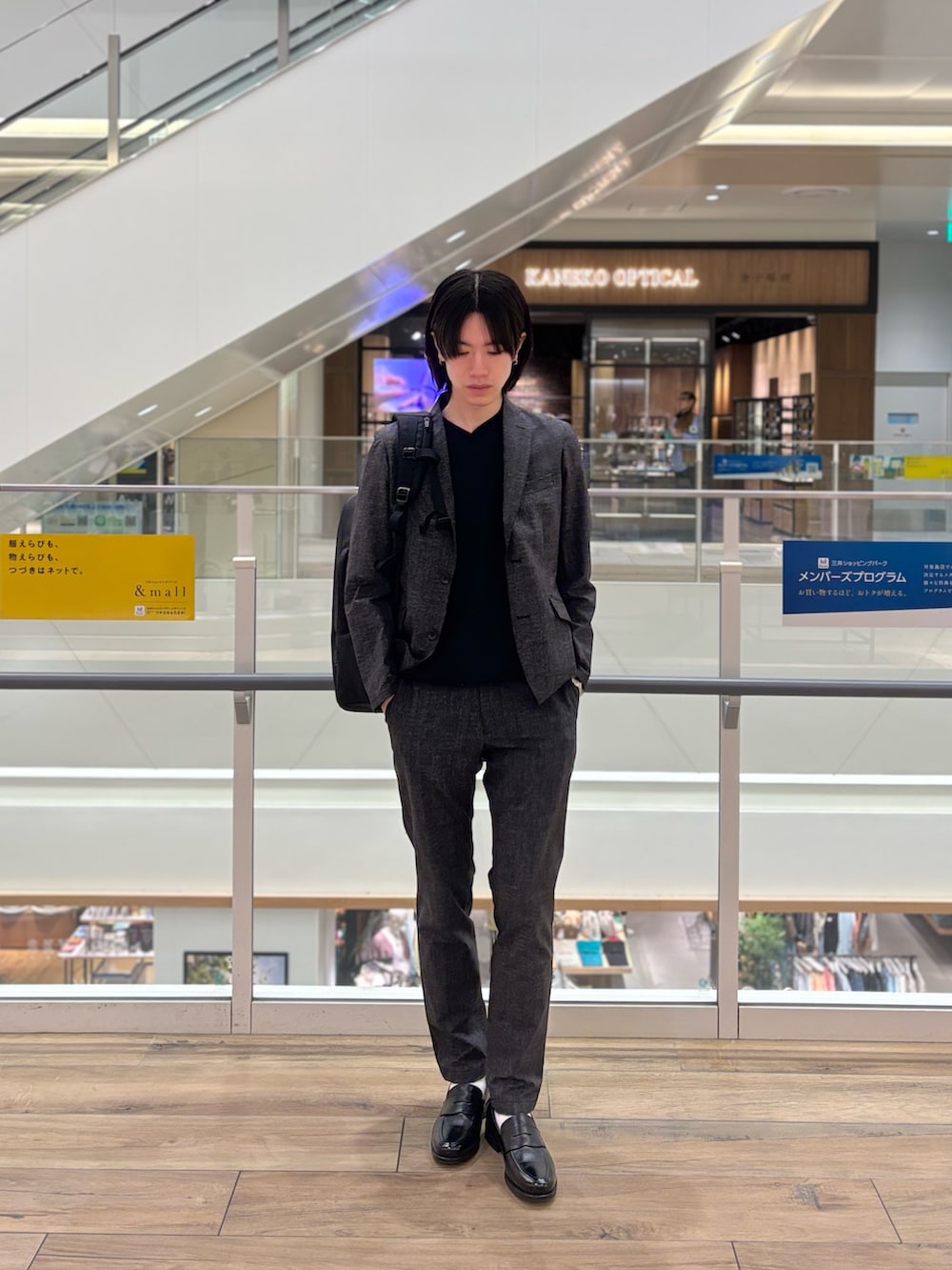 「ootd、春夏コーデ、メンズコーデ、シンプルスタイル、ファッションを楽しもう、お洒落さんとつながりたい、おでかけコーデ、シンプル、outfit、ファッションの力を信じよう、イージーパンツ、ショルダーバッグ、いいね、save、フォローお願いします🤑」｜「NOLLEY’Sの《セットアップ/ビジカジ対応》COOL DOTS/クールドッツ JK 25SS（テーラードジャケット、グレー系）」を使った、やまだ りさん（メンズ・173cm）の春コーディネートの3枚目の写真