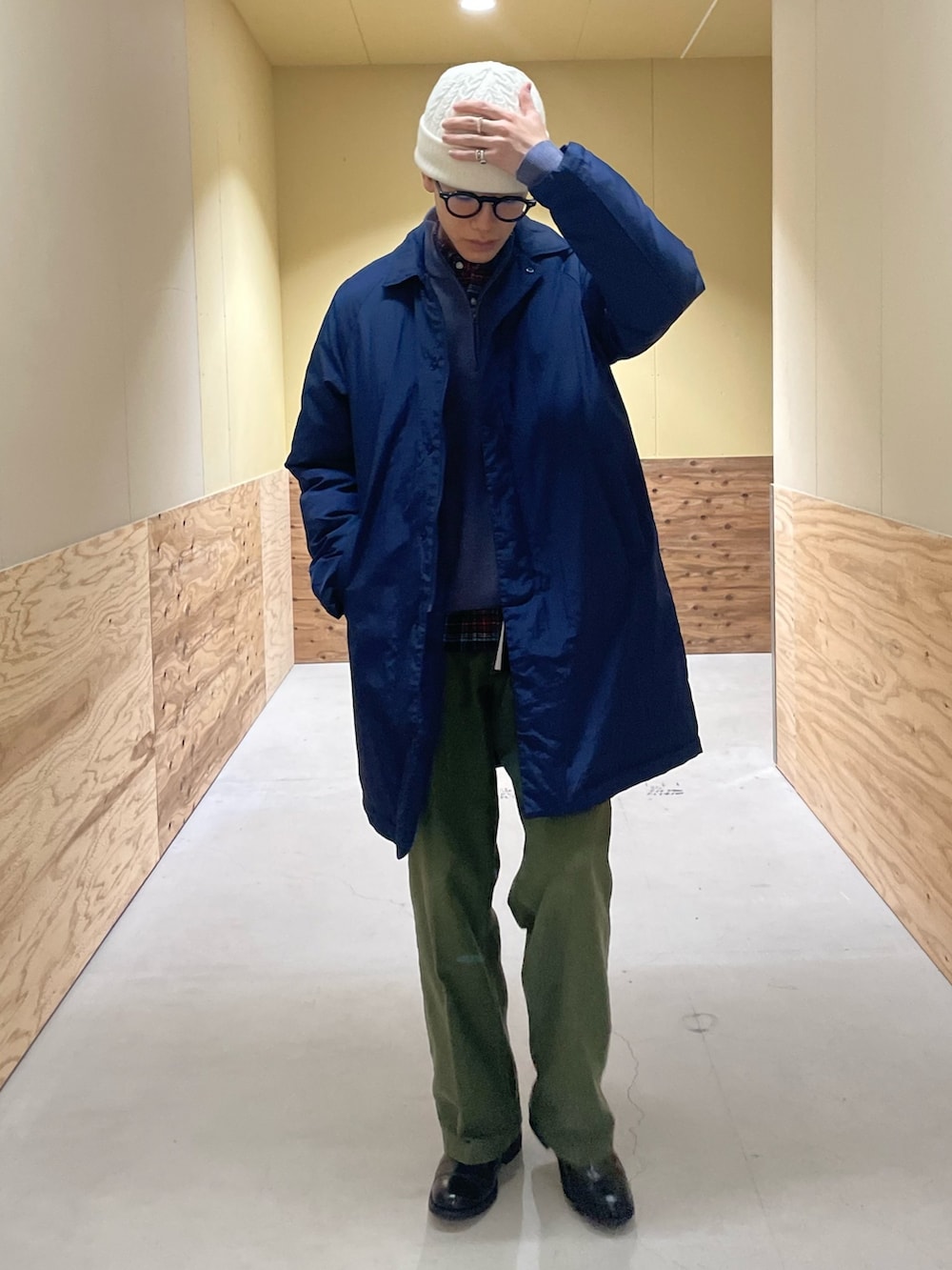 ブルー系のダウンジャケット/コート、ブルー系のニット/セーター、ブルー系のシャツ/ブラウスを着用したメンズの冬コーディネートの2枚目の写真