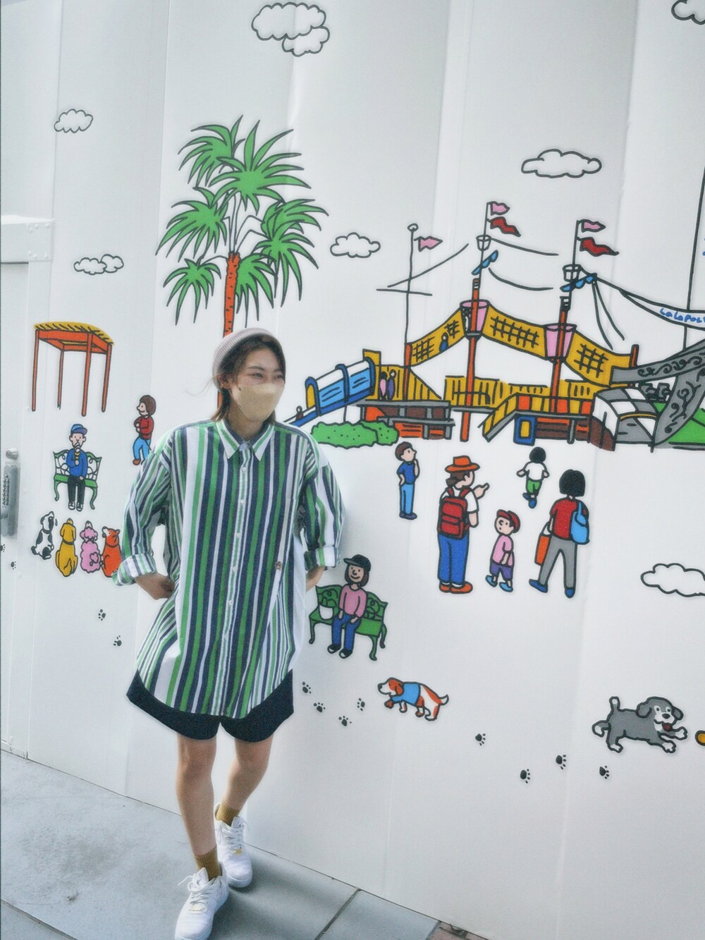 ホワイト系のスニーカー、グリーン系のシャツ/ブラウス、ゴールド系のソックス/靴下を着用したレディースの春コーディネートの4枚目の写真