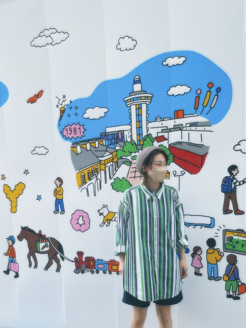 ホワイト系のスニーカー、グリーン系のシャツ/ブラウス、ゴールド系のソックス/靴下を着用したレディースの春コーディネートの2枚目の写真