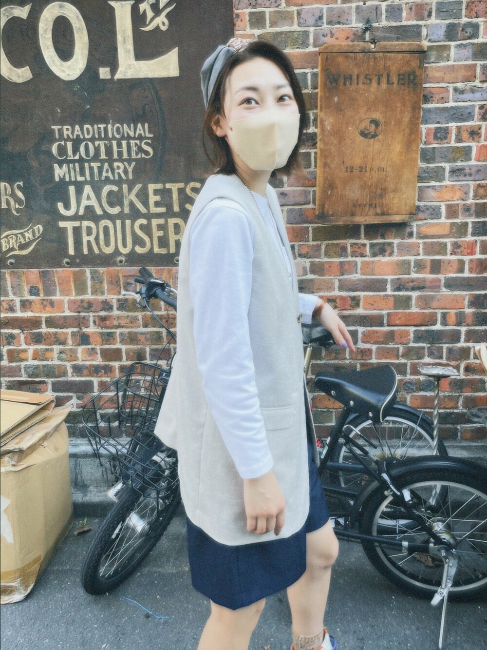 ホワイト系のその他トップス、ホワイト系のTシャツ/カットソーを着用したレディースの春コーディネートの3枚目の写真