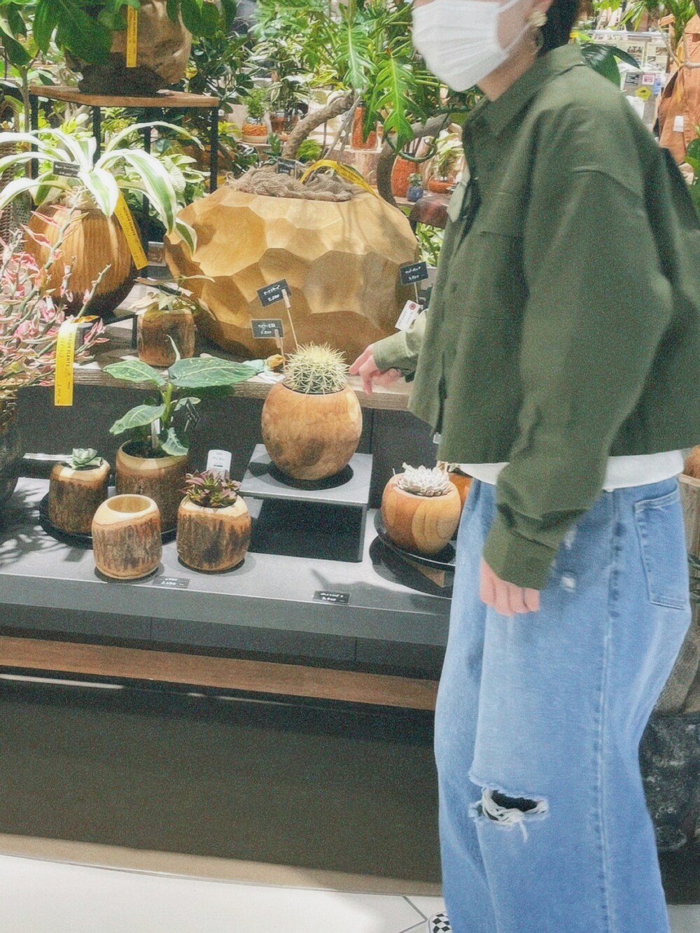 グリーン系のミリタリージャケット、ブルー系のデニムパンツを着用したレディースの春コーディネートの2枚目の写真