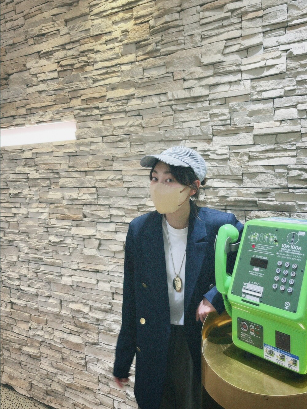 ホワイト系のシューズを着用したレディースの春コーディネートの4枚目の写真