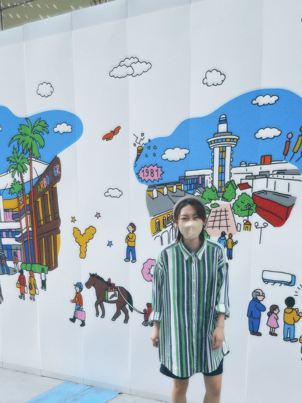 ホワイト系のスニーカー、グリーン系のシャツ/ブラウス、ゴールド系のソックス/靴下を着用したレディースの春コーディネートの3枚目の写真