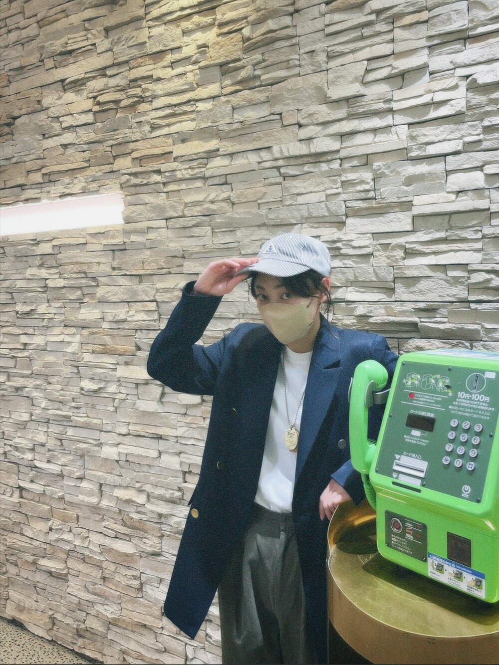 ホワイト系のシューズを着用したレディースの春コーディネートの2枚目の写真