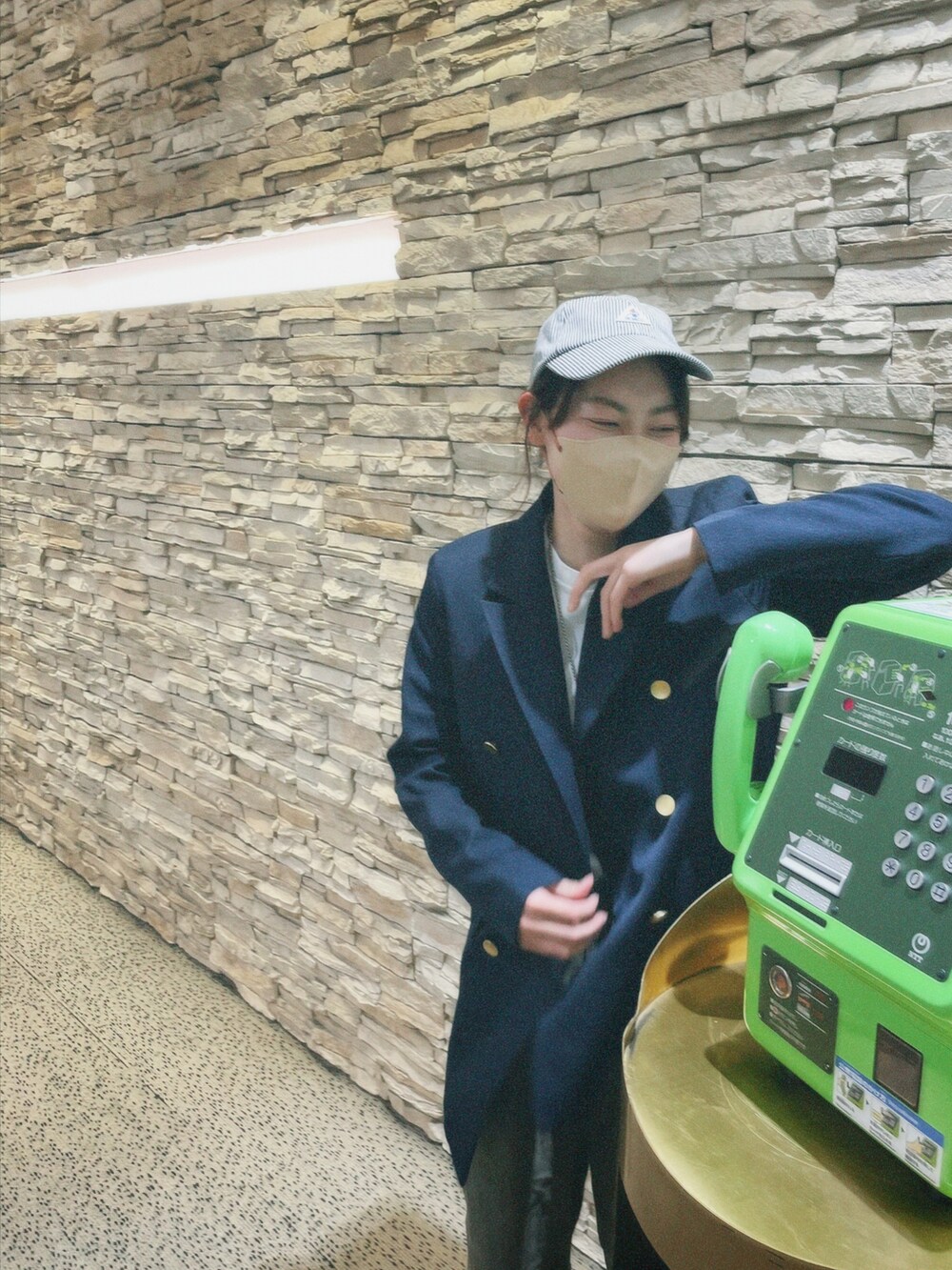 ホワイト系のシューズを着用したレディースの春コーディネートの3枚目の写真