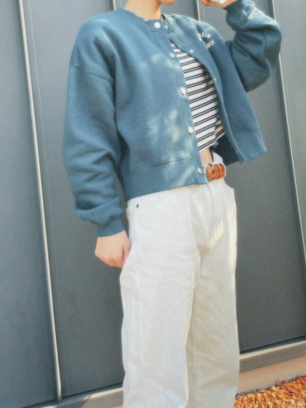 グリーン系のジャケット/アウター、ホワイト系のTシャツ/カットソー、ホワイト系のデニムパンツを着用したレディースの春コーディネートの2枚目の写真