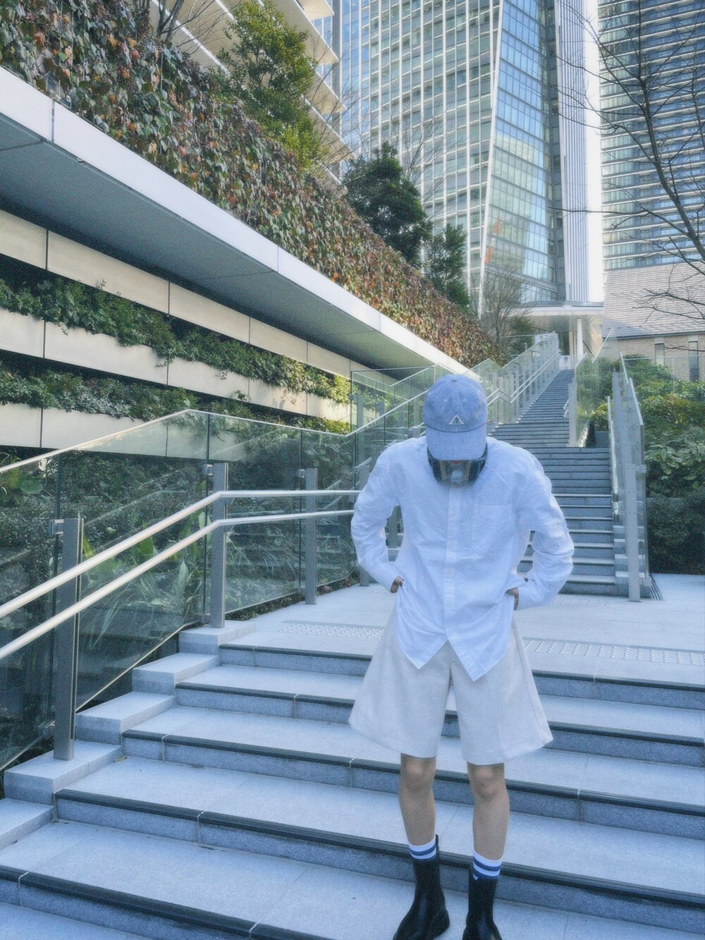 ブルー系のキャップを着用したレディースの春コーディネートの3枚目の写真