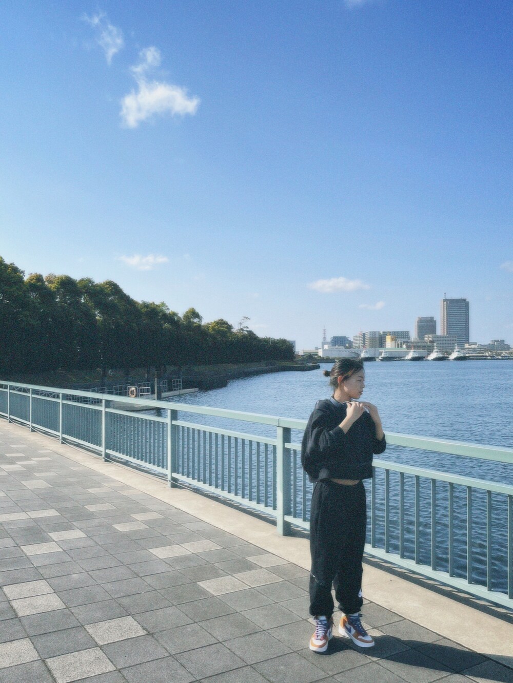 ブラック系のスウェット、ブラック系のスウェットパンツ、その他のスニーカーを着用したレディースの春コーディネートの2枚目の写真