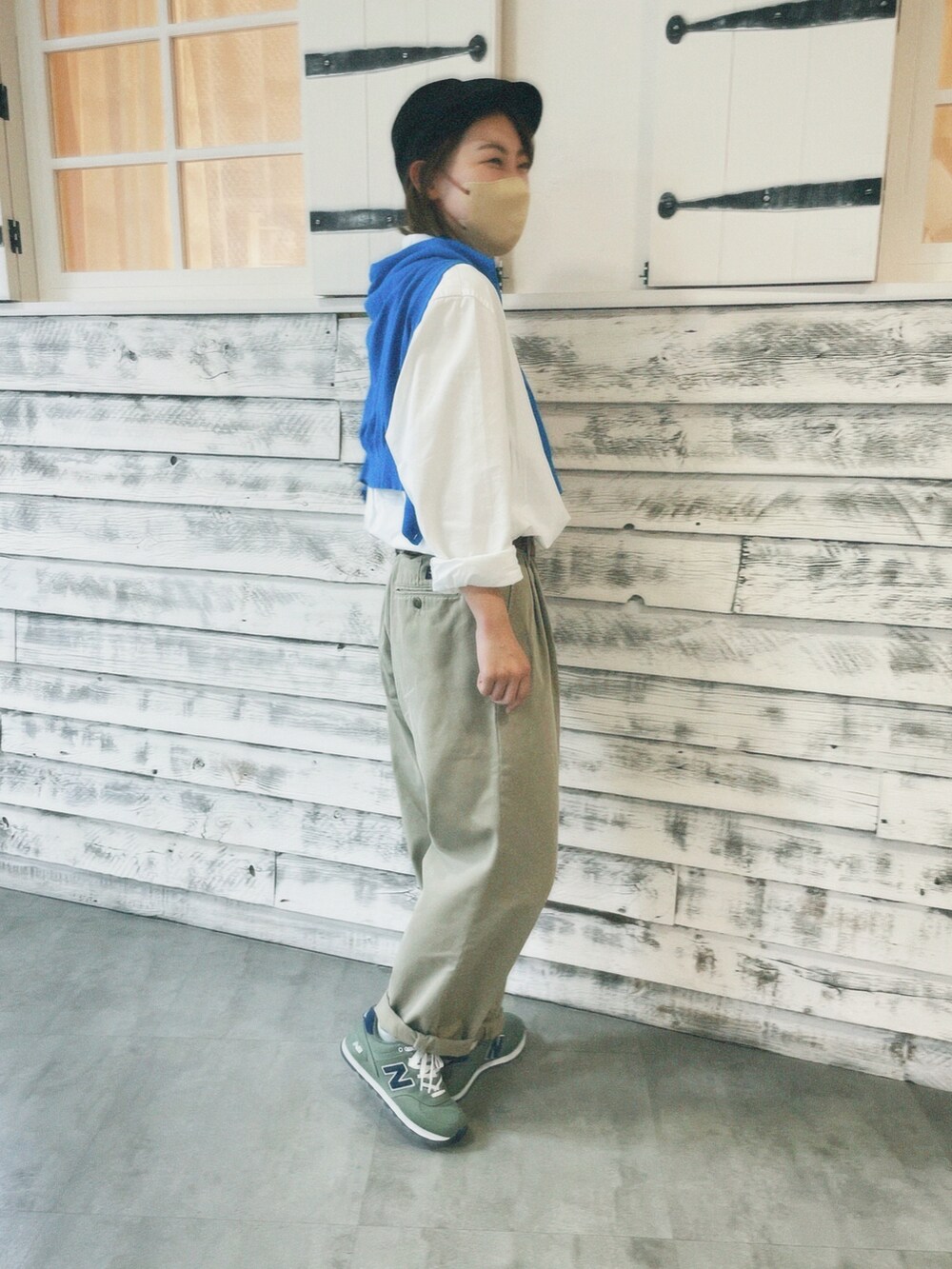 グリーン系のスニーカーを着用したレディースの春コーディネートの2枚目の写真