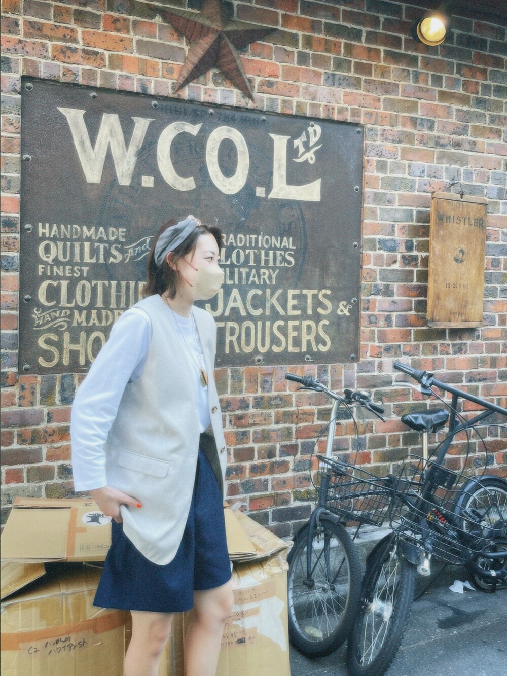 ホワイト系のその他トップス、ホワイト系のTシャツ/カットソーを着用したレディースの春コーディネートの2枚目の写真