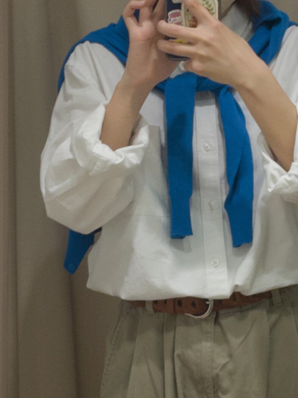 グリーン系のスニーカーを着用したレディースの春コーディネートの3枚目の写真