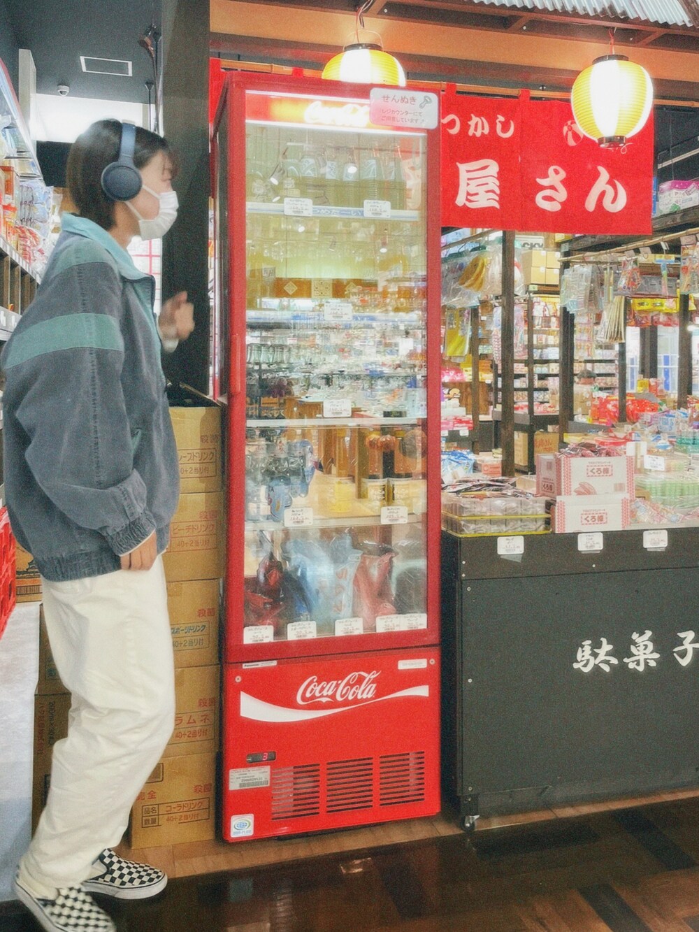 ホワイト系のスリッポンを着用したレディースの春コーディネートの2枚目の写真