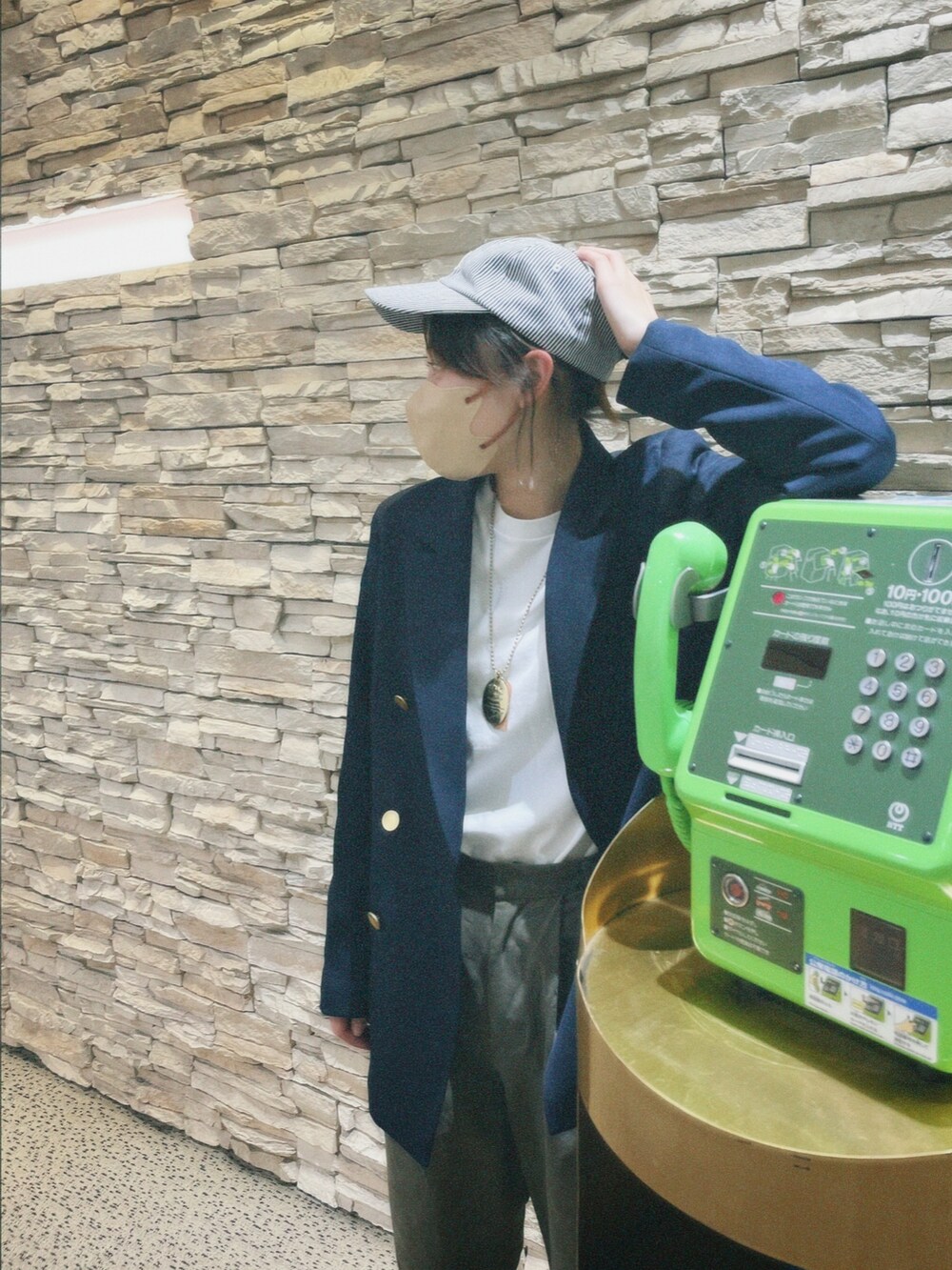 ホワイト系のシューズを着用したレディースの春コーディネートの5枚目の写真