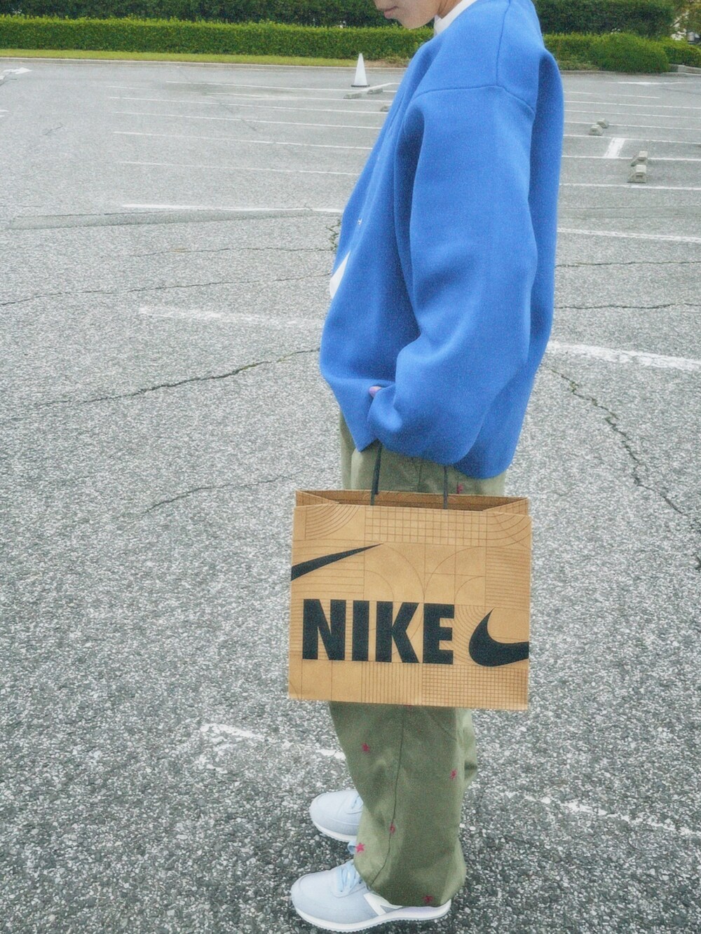 ブルー系のジャケット/アウター、グリーン系のカーゴパンツ、ブルー系のスニーカーを着用したレディースの春コーディネートの2枚目の写真