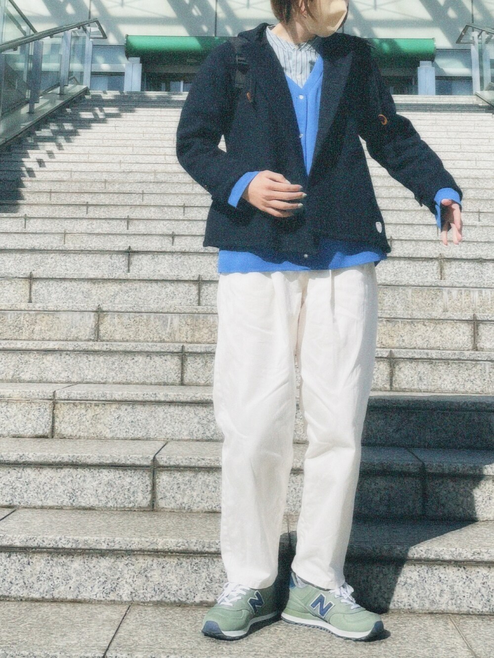 ブラック系のその他アウターを着用したレディースの春コーディネートの2枚目の写真