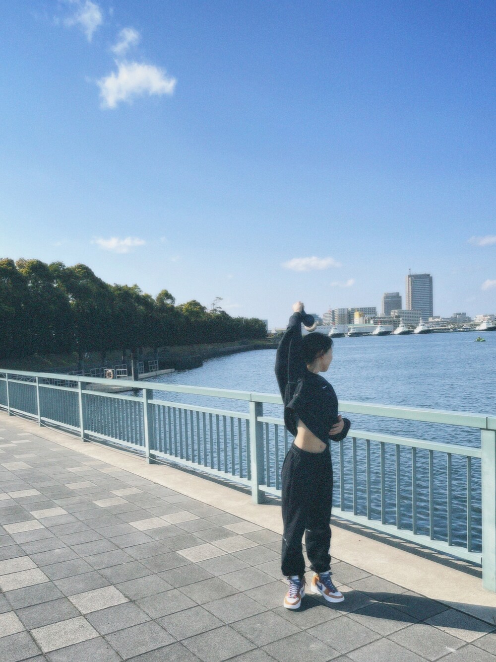 ブラック系のスウェット、ブラック系のスウェットパンツ、その他のスニーカーを着用したレディースの春コーディネートの3枚目の写真