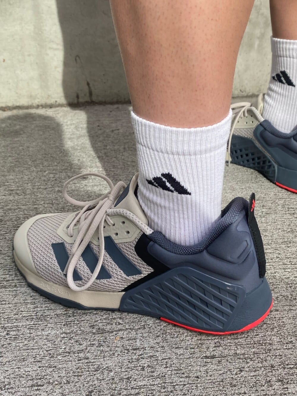 「Lesmills、adidas、トレーニングウェア、トレーニング、トレーニングパンツ、トレーニングシューズ」｜「adidasのドロップセット 3 / Dropset 3 / アディダス adidas（スニーカー、グレー系）」を使った、Harimotoさん（メンズ・160cm）の春コーディネートの6枚目の写真