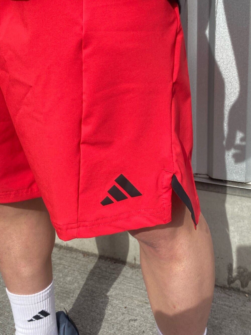 「Lesmills、adidas、トレーニングウェア、トレーニング、トレーニングパンツ、トレーニングシューズ」｜「adidasのドロップセット 3 / Dropset 3 / アディダス adidas（スニーカー、グレー系）」を使った、Harimotoさん（メンズ・160cm）の春コーディネートの5枚目の写真