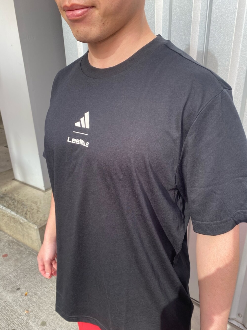 「Lesmills、adidas、トレーニングウェア、トレーニング、トレーニングパンツ、トレーニングシューズ」｜「adidasのドロップセット 3 / Dropset 3 / アディダス adidas（スニーカー、グレー系）」を使った、Harimotoさん（メンズ・160cm）の春コーディネートの4枚目の写真