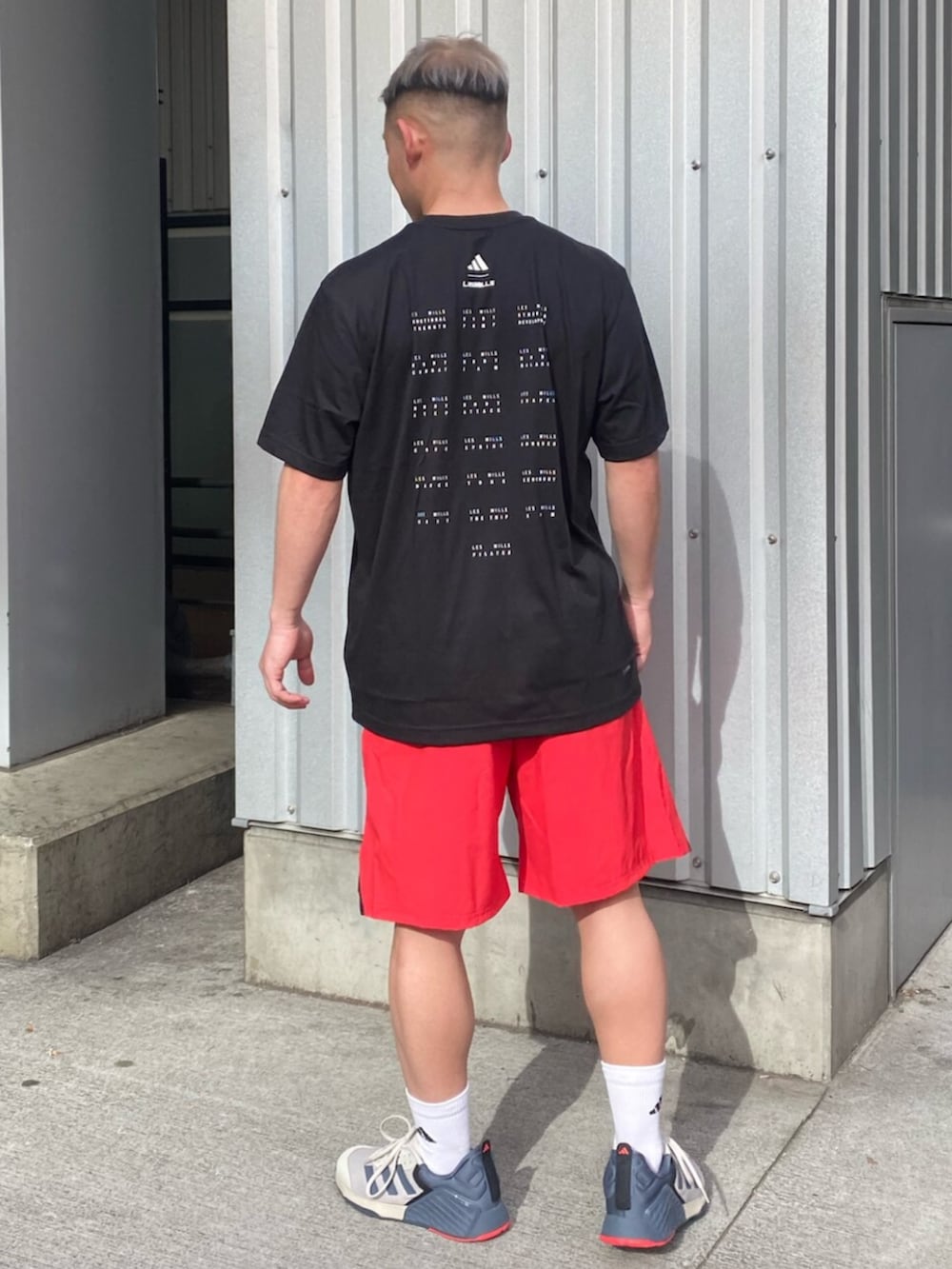 「Lesmills、adidas、トレーニングウェア、トレーニング、トレーニングパンツ、トレーニングシューズ」｜「adidasのドロップセット 3 / Dropset 3 / アディダス adidas（スニーカー、グレー系）」を使った、Harimotoさん（メンズ・160cm）の春コーディネートの2枚目の写真