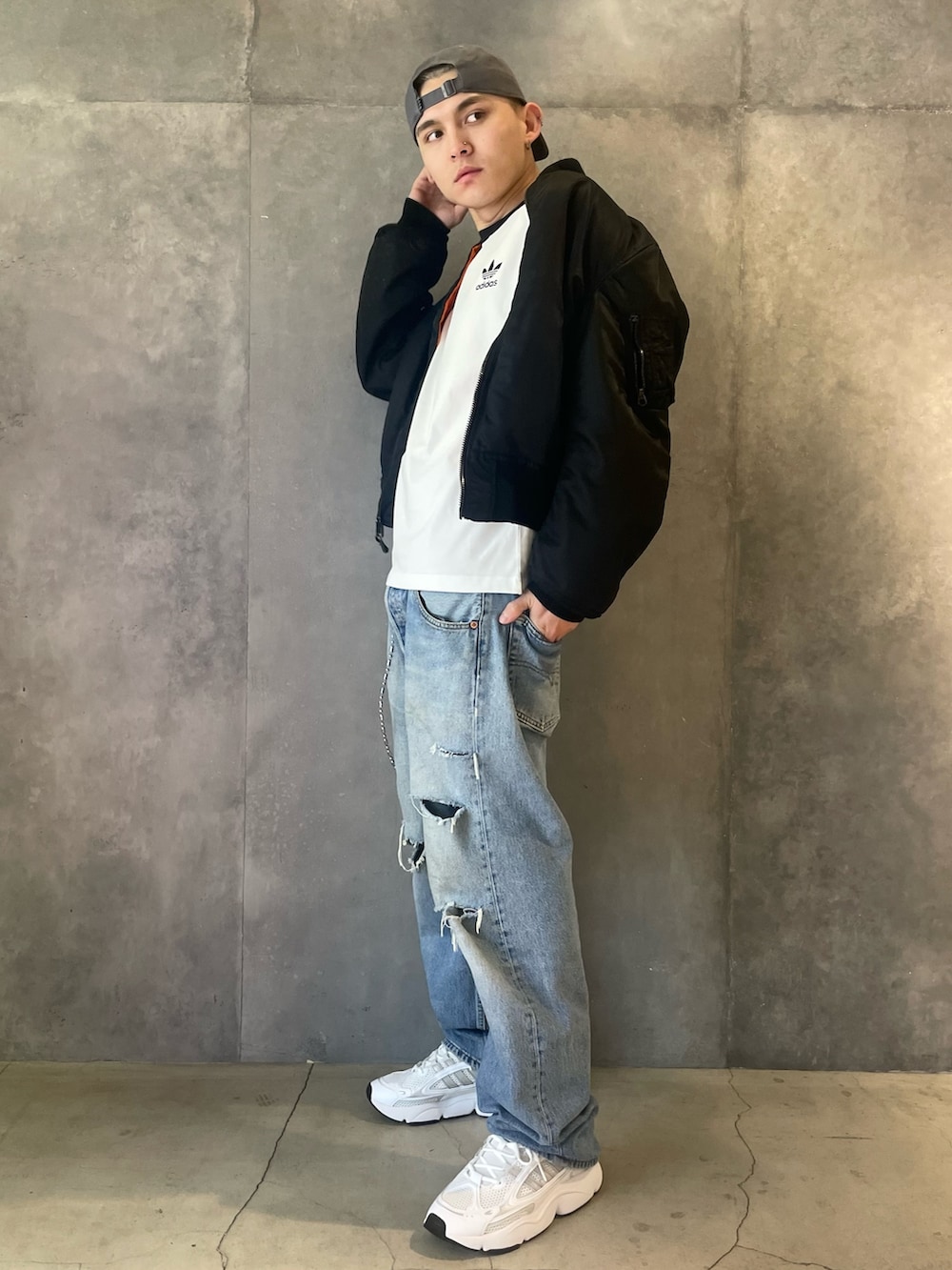 ホワイト系のスニーカー、ホワイト系のTシャツ/カットソーを着用したメンズの春コーディネートの2枚目の写真