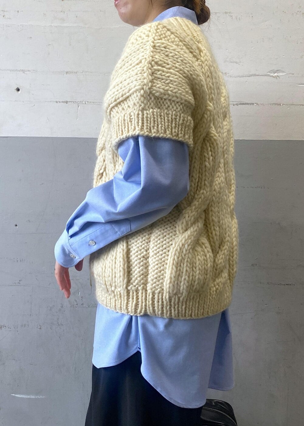 ホワイト系のニット/セーター、ブラック系のボストンバッグ、ブルー系のシャツ/ブラウスを着用したレディースの秋コーディネートの8枚目の写真