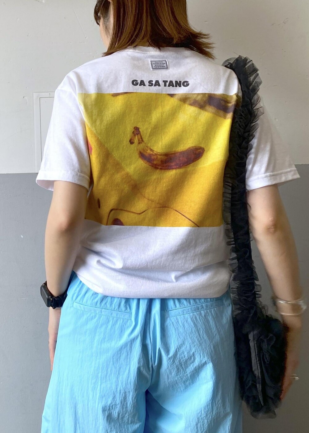 ホワイト系のTシャツ/カットソー、シルバー系のサンダル、ブルー系のその他パンツを着用したレディースの春コーディネートの7枚目の写真
