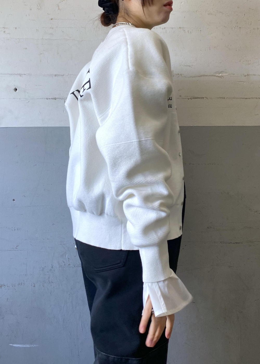 ベージュ系のハンドバッグ、ブラック系のパンプス、ホワイト系のカーディガン/ボレロを着用したレディースの冬コーディネートの9枚目の写真