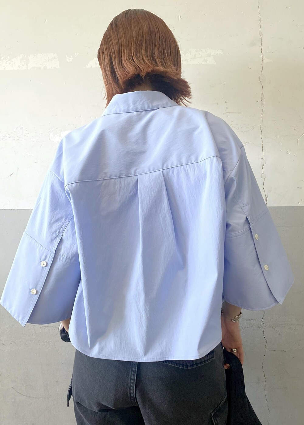 ホワイト系のタンクトップ、ブラック系のカーゴパンツ、ブラック系のトートバッグを着用したレディースの夏コーディネートの10枚目の写真