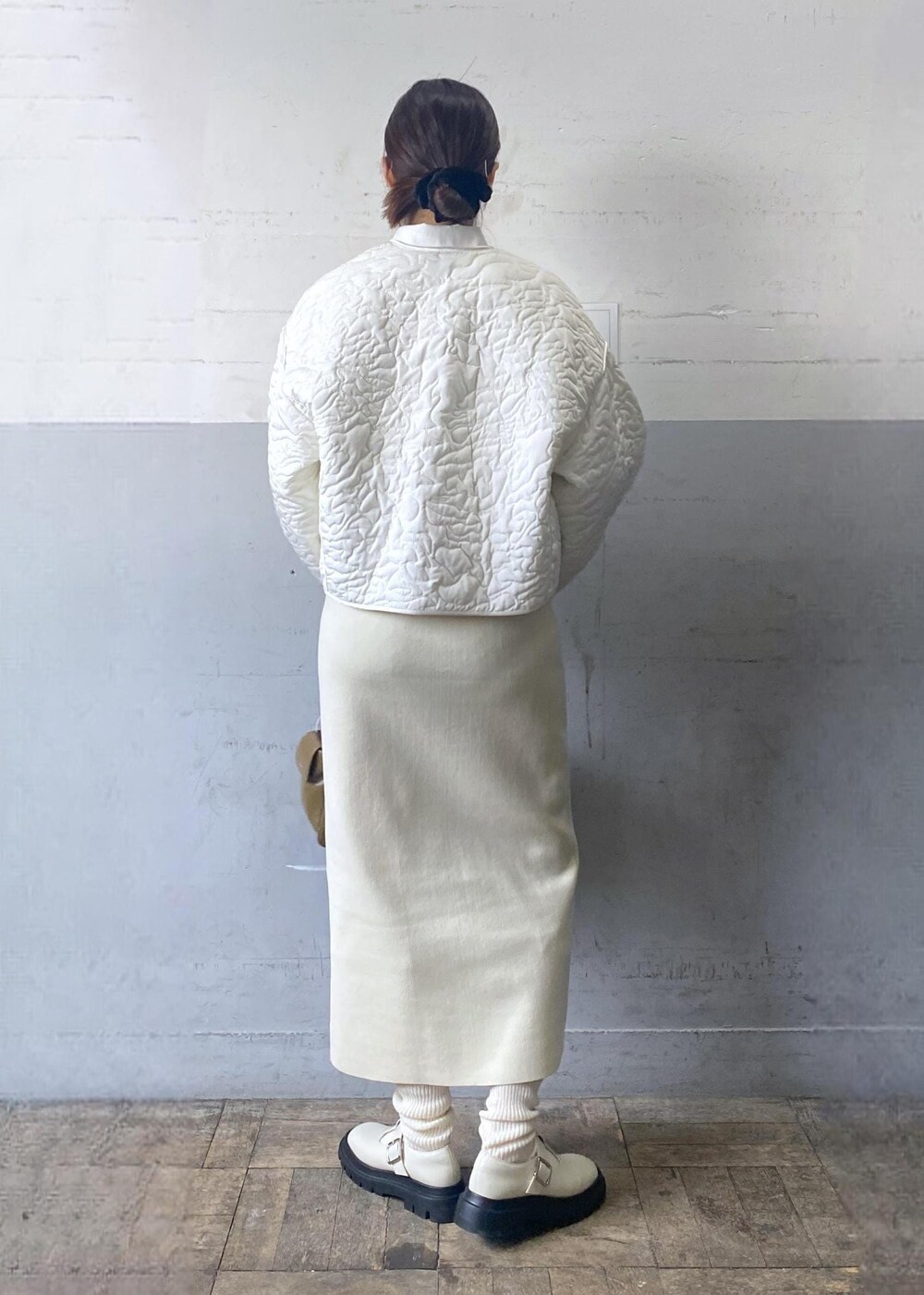 ホワイト系のその他シューズ、ホワイト系のワンピース、ホワイト系のブルゾンを着用したレディースの冬コーディネートの5枚目の写真